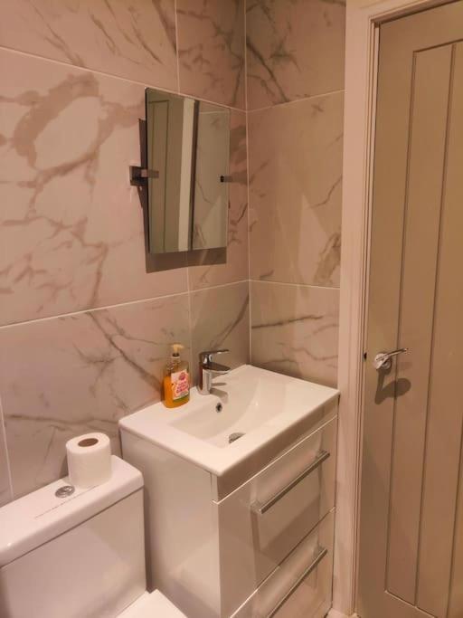 Sloane Modern 2 Bedroom Seafront Apartment بلاكبول المظهر الخارجي الصورة